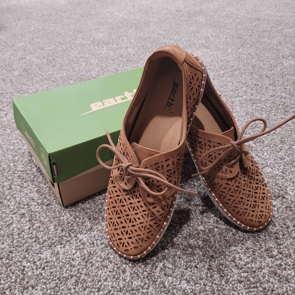 Earth Pax Sand Brown Perforated Leather Casual Oxfords Shoes Womens 8 NEW in Box